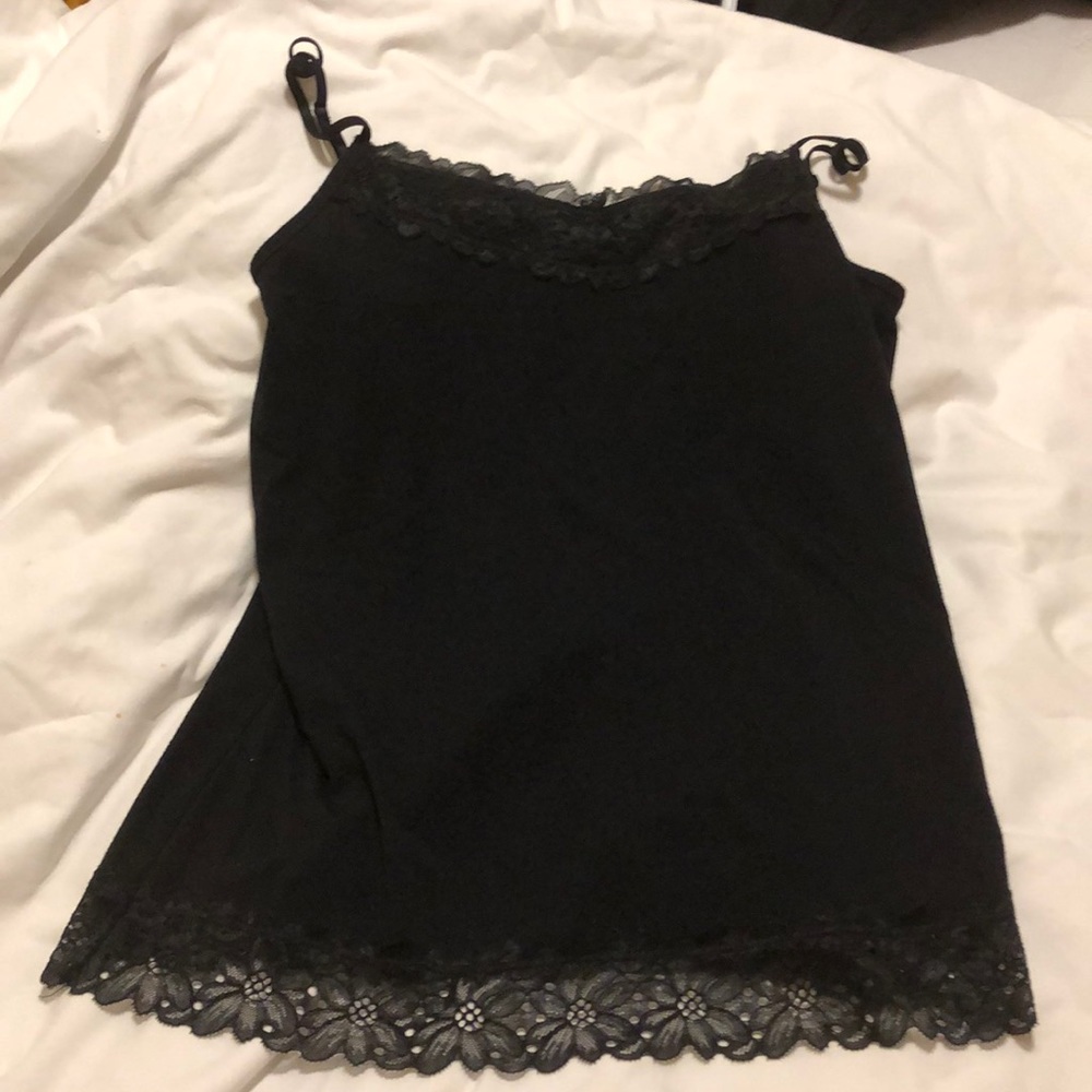 🎃4/20🎃 v neck Woman’s tank black with lace.